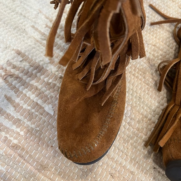 Minnetonka 3 Layer Fringe Boot - Picture 3 of 6